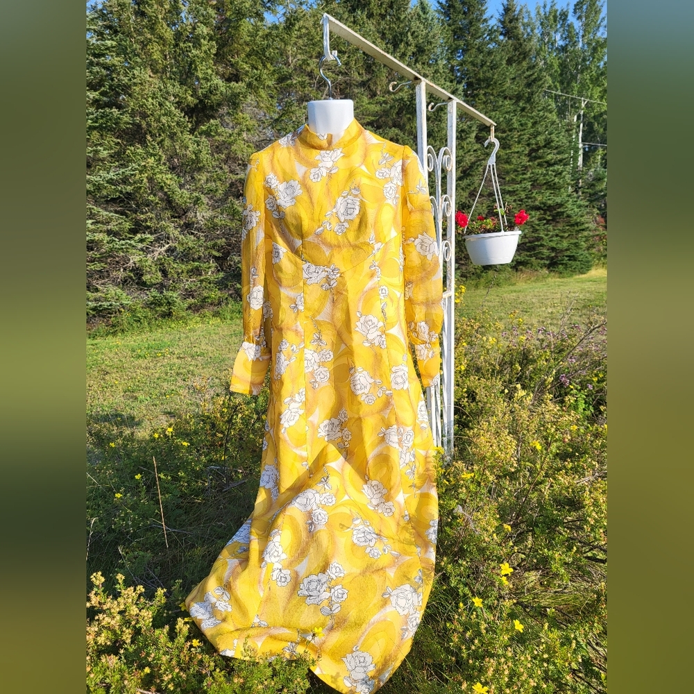"White Roses Golden 🌅 Sunrise" 1970s Dress